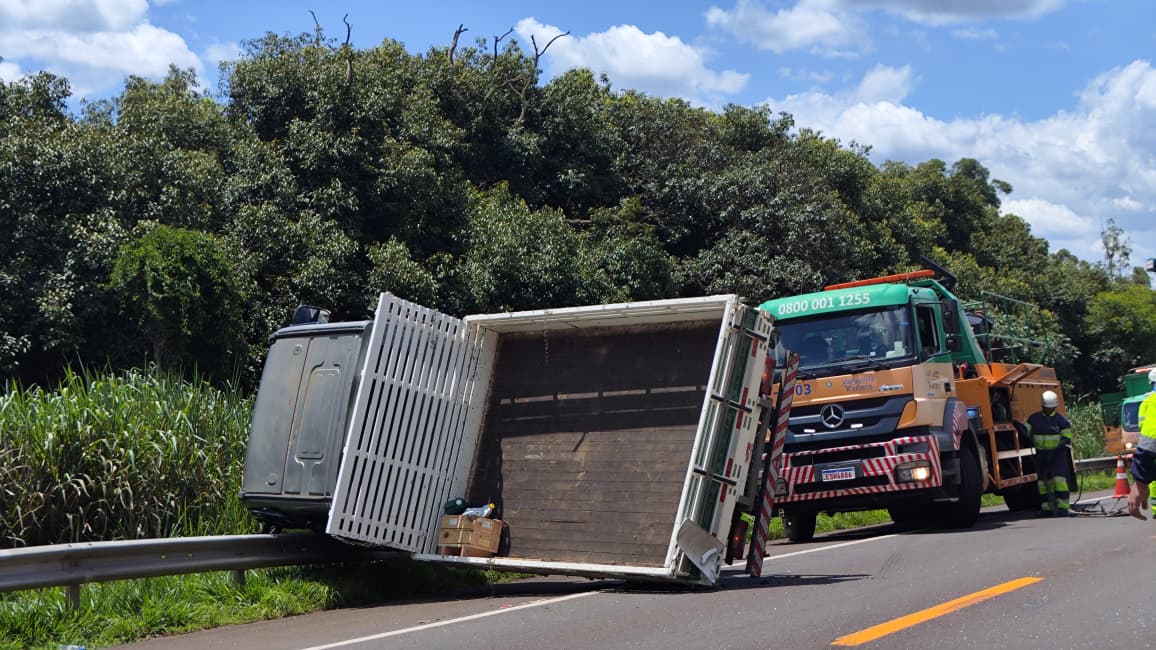 Foto 4 de 9 — URGENTE: Acidente entre caminhões interdita SP-255 entre BES e Araraquara